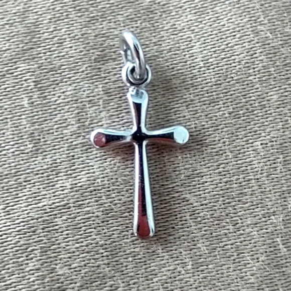 Avanti Sterling Silver Cross Necklace Pendant - Picture 1 of 4